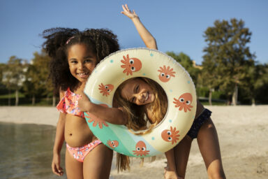 2 fillettes à la plage
