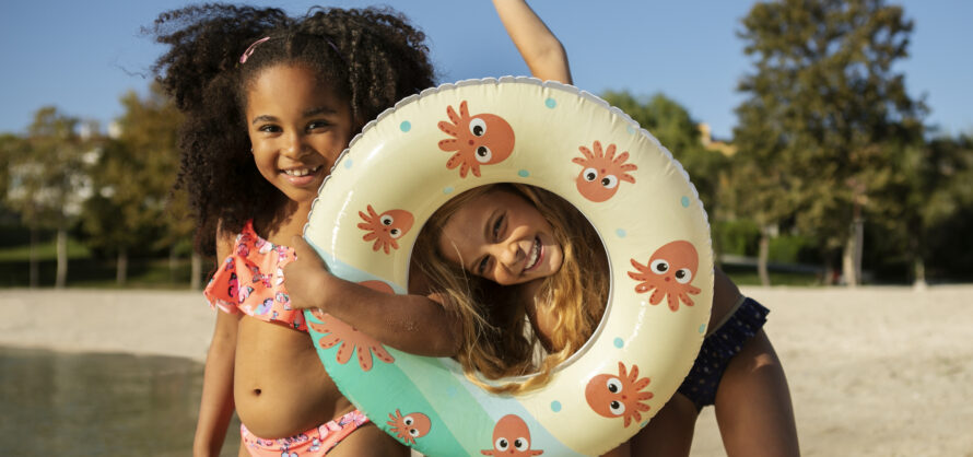 2 fillettes à la plage