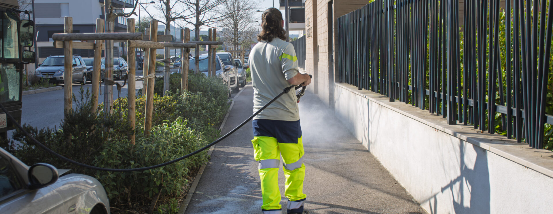 Agent municipal nettoyant la rue