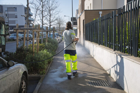 Agent municipal nettoyant la rue