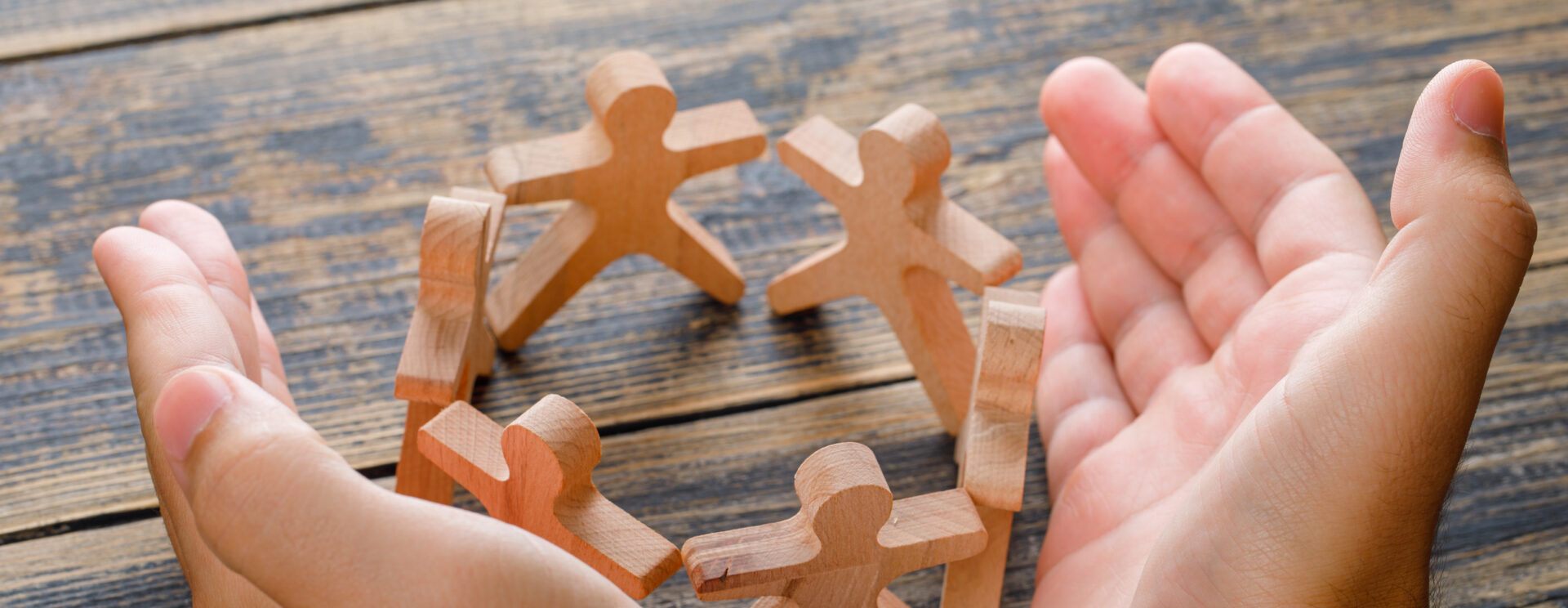 Image illustrative Personnages protégés par des mains